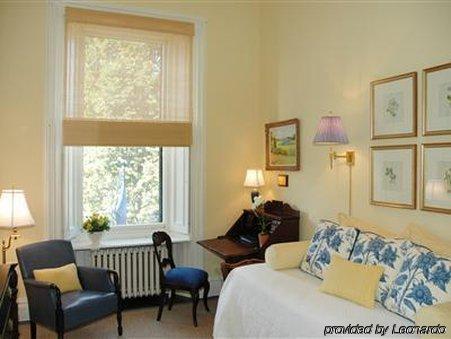 The College Club Of Boston Bed & Breakfast Room photo